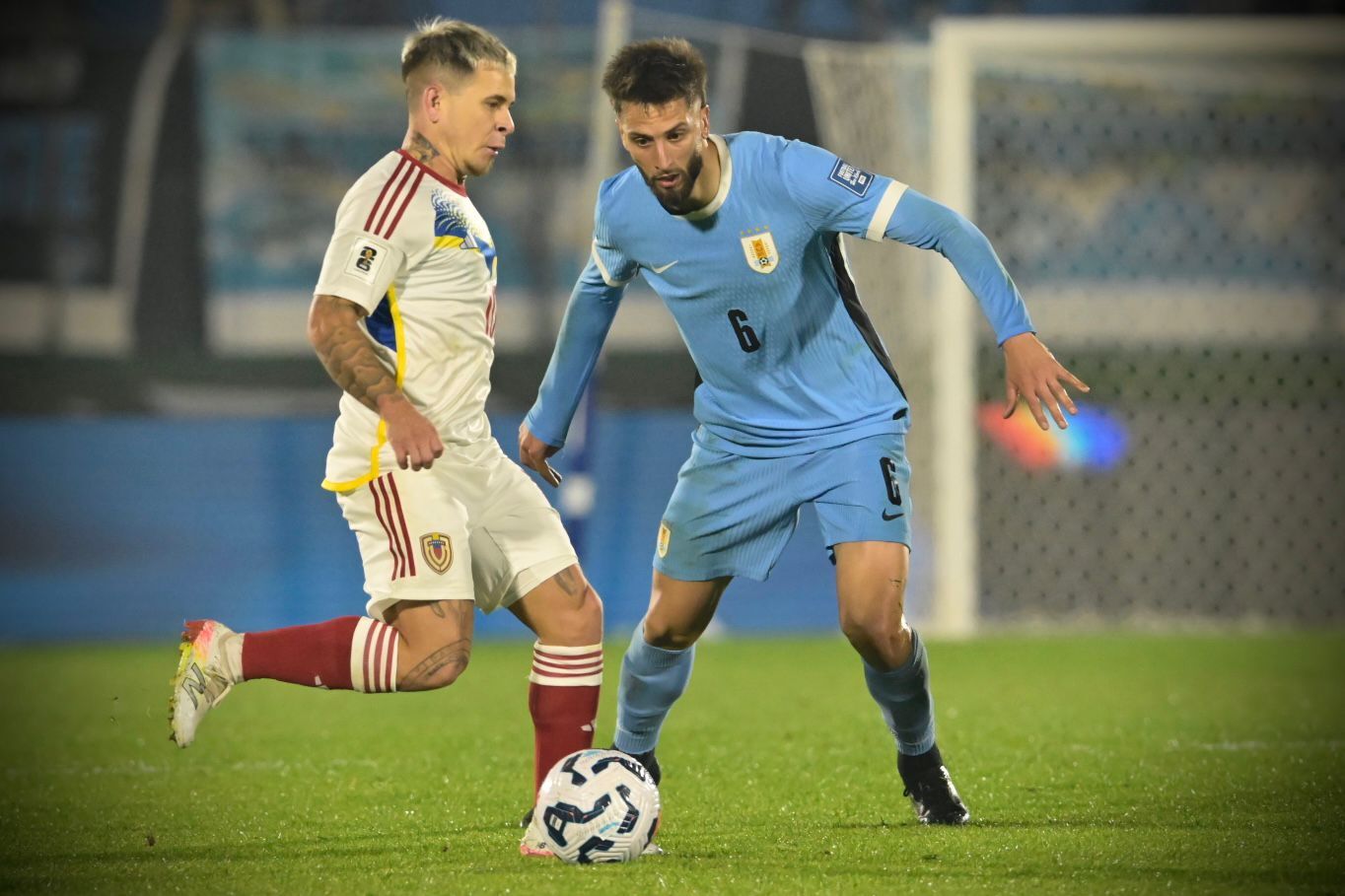 Rodrigo Bentancur en la marca de Yeferson Soteldo en el partido entre Uruguay y Venezuela.