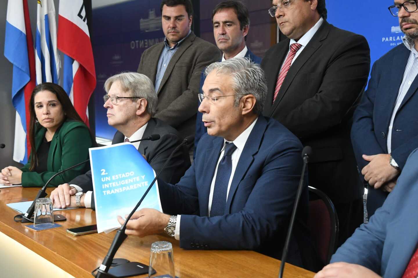 Robert Silva, Ope Pasquet y María Eugenia Roselló en una conferencia de prensa por la propuesta de plebiscito.