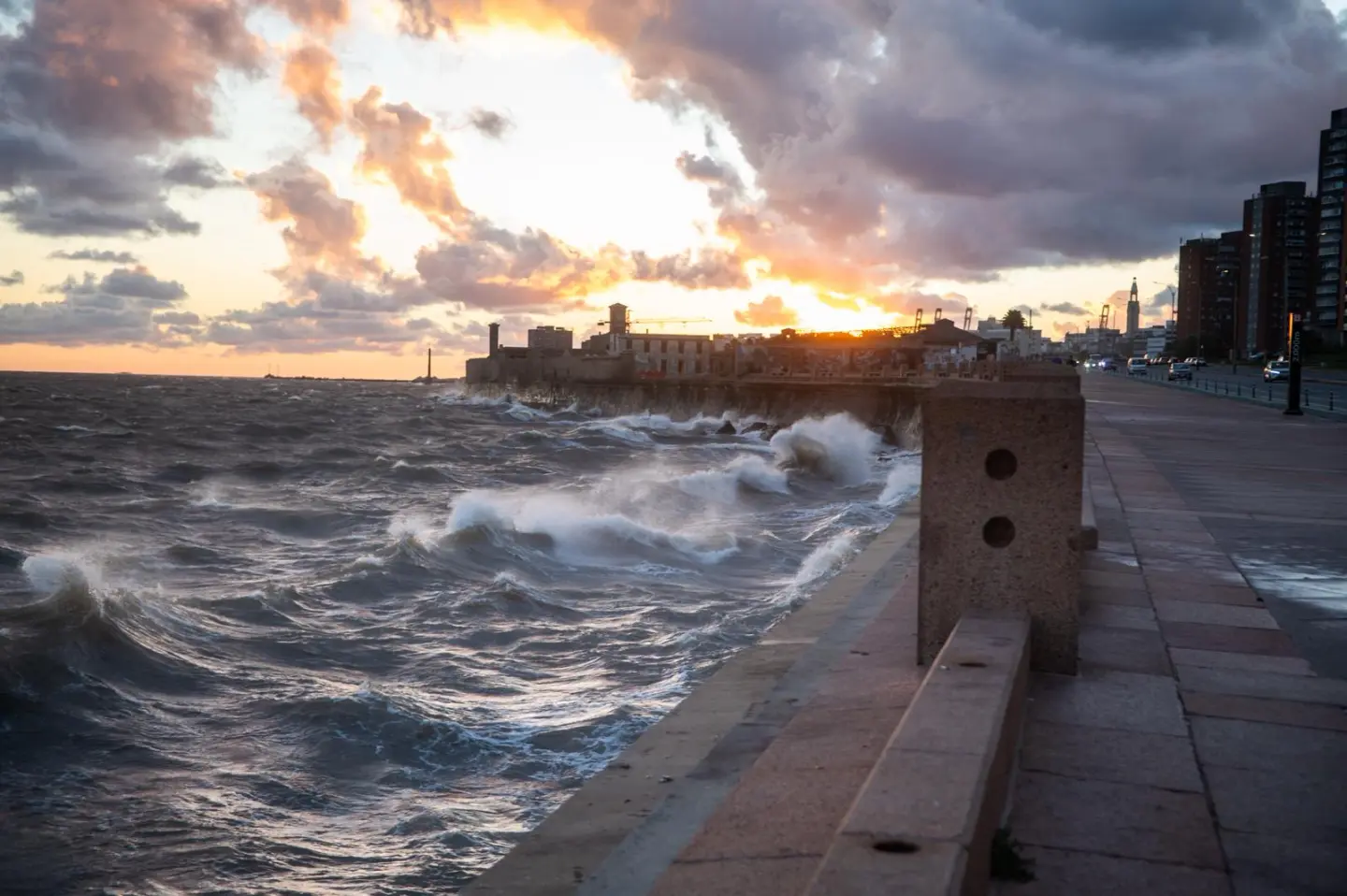Oleaje sobre la rambla de Montevideo