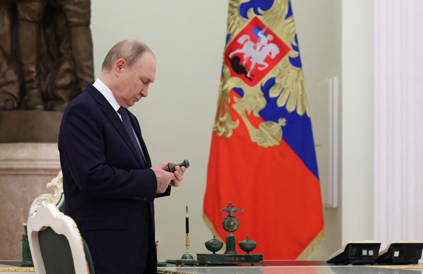 El presidente de Rusia, Vladimir Putin, observa un objeto en el Kremlin en Moscú.
