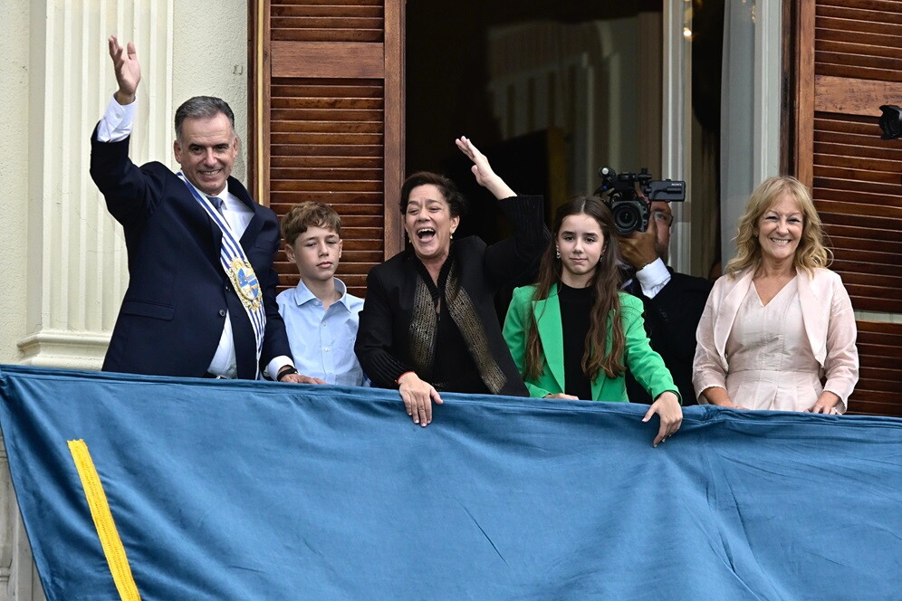 Laura Alonsopérez junto a sus hijos, su marido Yamandú Orsi y Carolina Cosse.