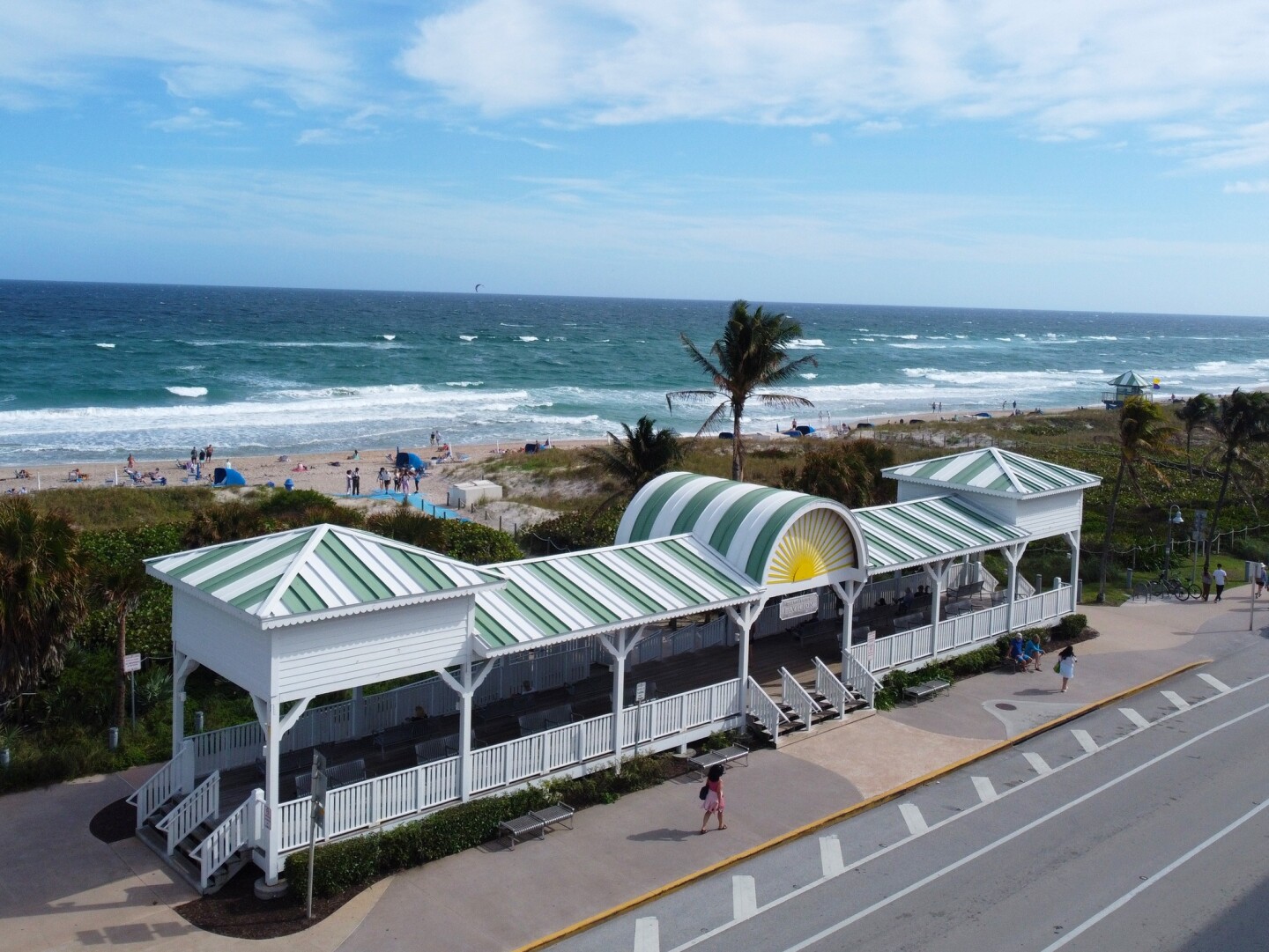 Zona techada en la playa pública de Delray Beach.