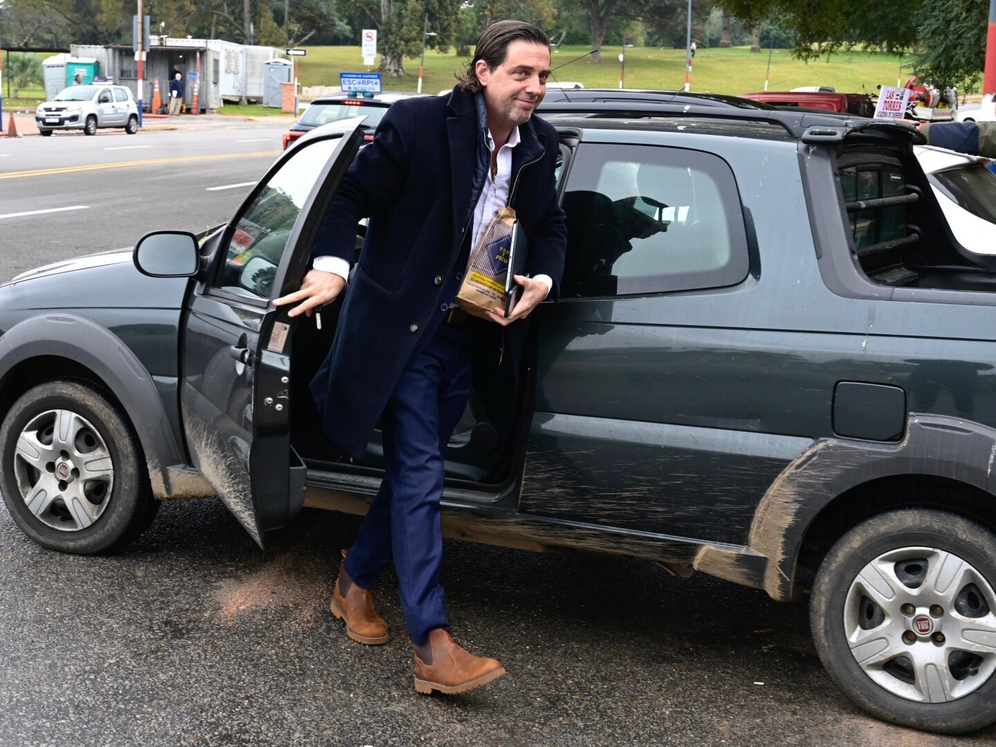 Ignacio Alonso, presidente de la Asociación Uruguaya de Fútbol, en su llegada a la reunión en el estadio Centenario por los derechos de televisión.