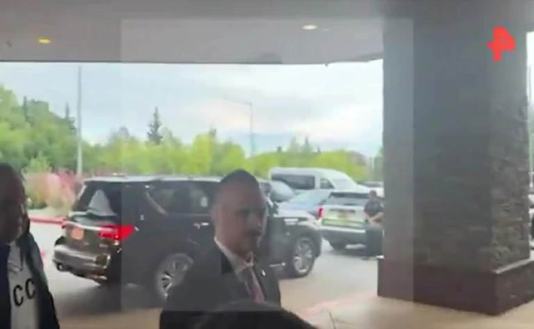 Canciller ruso Lavrov llega a Alaska con una camiseta con el lema de la Unión Soviética