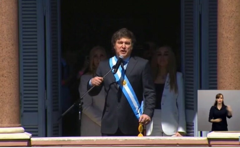 Javier Milei saluda desde el balcón de la Casa Rosada