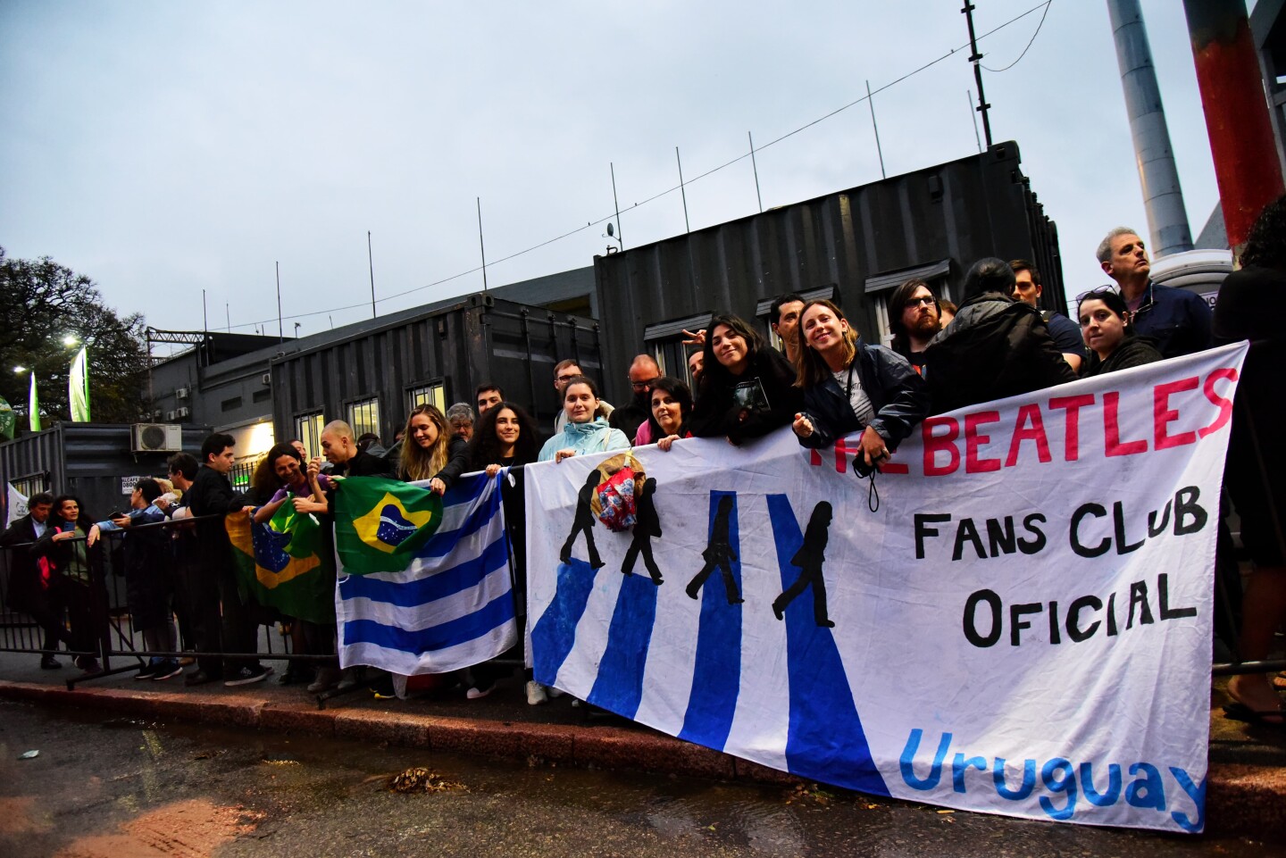 Fans esperan a McCartney.jpeg
