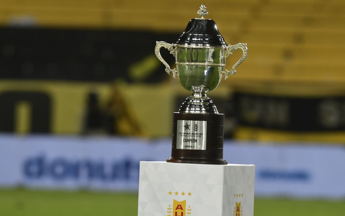 El trofeo del Campeonato Uruguayo en el Estadio Campeón del Siglo.