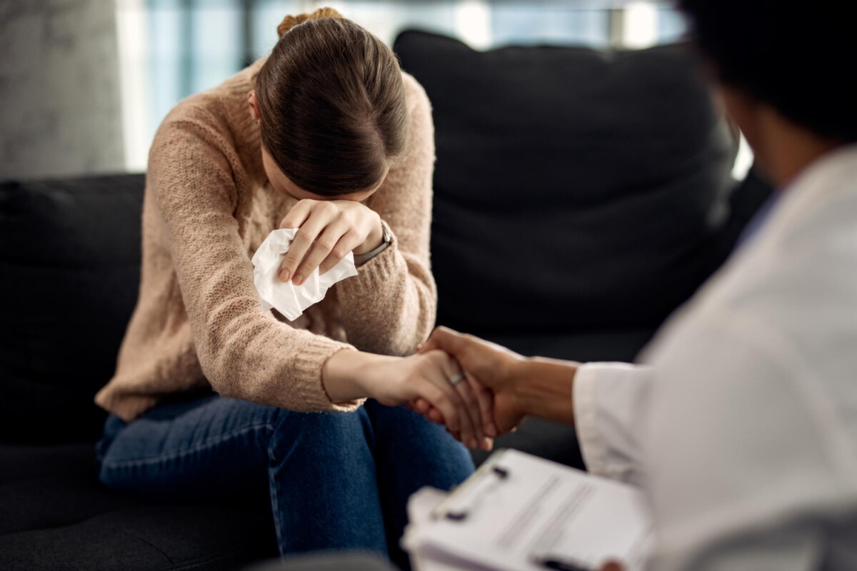 Mujer llorando en el psicólogo