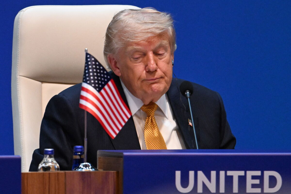 El presidente de Estados Unidos, Donald Trump, participa en una sesión de trabajo de los líderes de la OTAN, en Ankara.