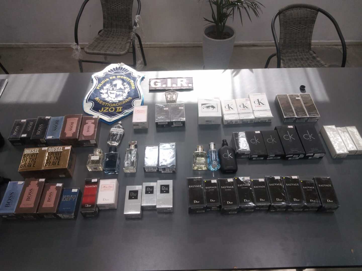 Perfumes incautados tras robo en farmacia en Luis Alberto de Herrera y Cardal. Foto: Ministerio del Interior