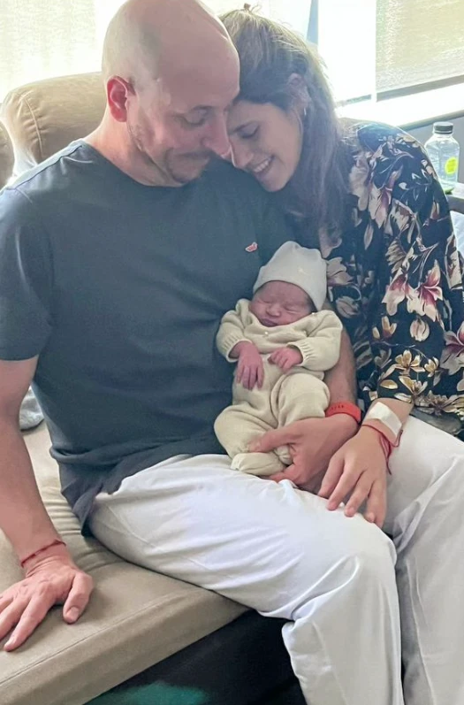 Gonzalo Moratorio y su esposa, Natalia Ibañez, junto a su hija, Abril.