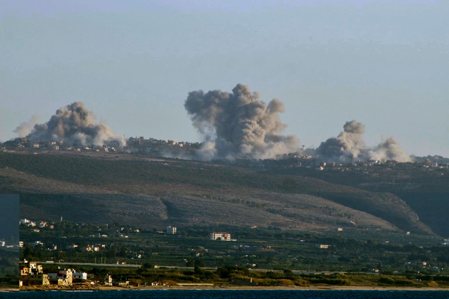 El humo se eleva desde el lugar de un ataque aéreo israelí en las afueras de las aldeas de Mansouri y Majdelzoun en la región de Tiro, en el sur del Líbano.