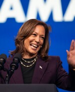 La vicepresidenta Kamala Harris pronuncia un discurso de apertura en la 88.ª Convención Nacional de la Federación Estadounidense de Maestros en Houston