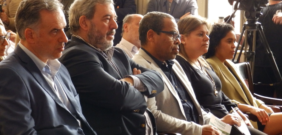 El presidente Yamandú Orsi y el intendente de Montevideo, Mario Bergara, durante la presentación de la libreta por puntos en una sala de la IMM.