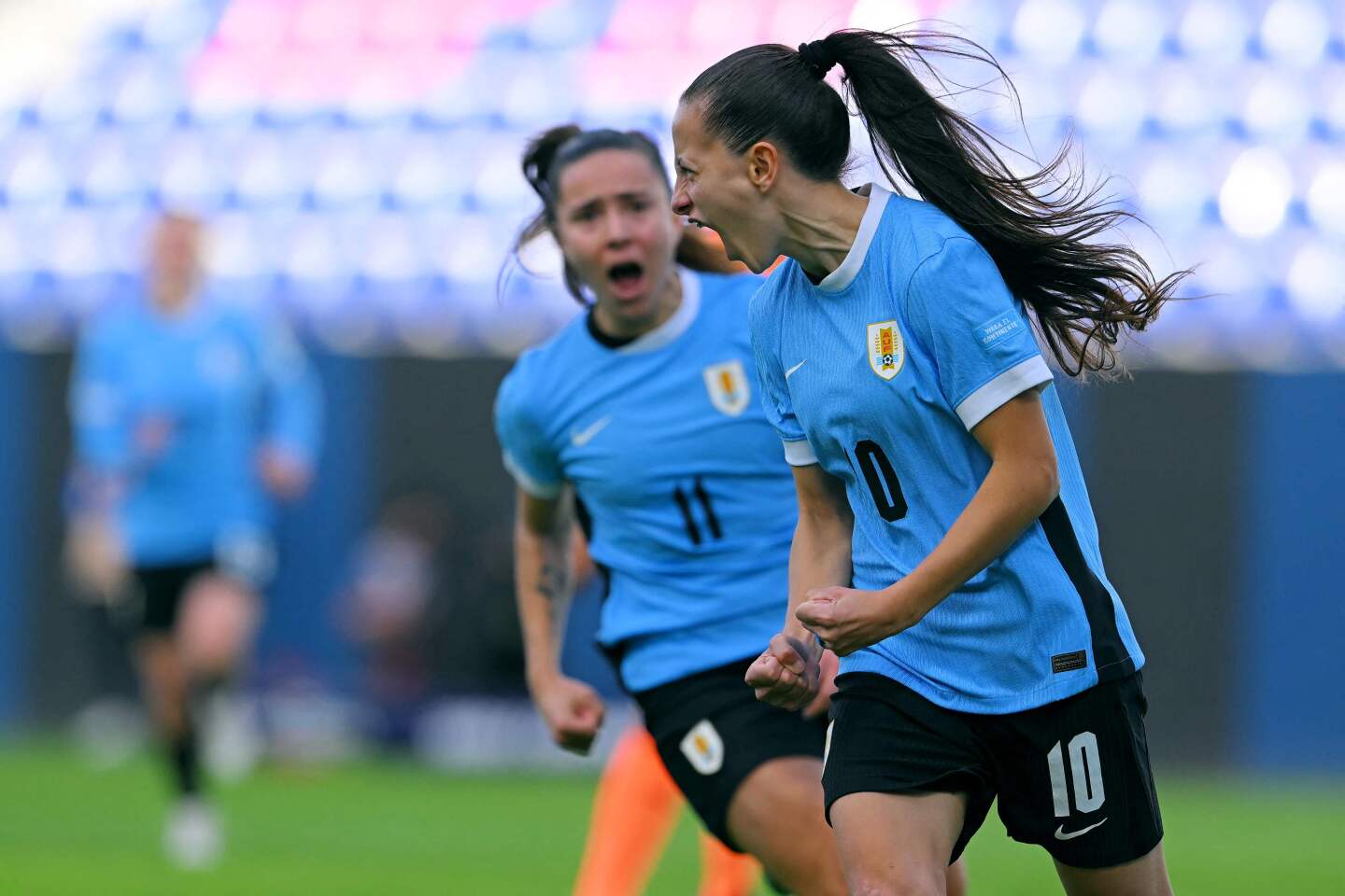 Belén Aquino festeja su gol para Uruguay ante Perú en la Copa América femenina.