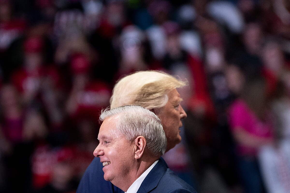 El senador republicano Lindsey Graham conversa con el expresidente Donald Trump durante un mitin en Charlotte, Carolina del Norte, en marzo de 2020. Graham falleció el 12 de julio de 2026.