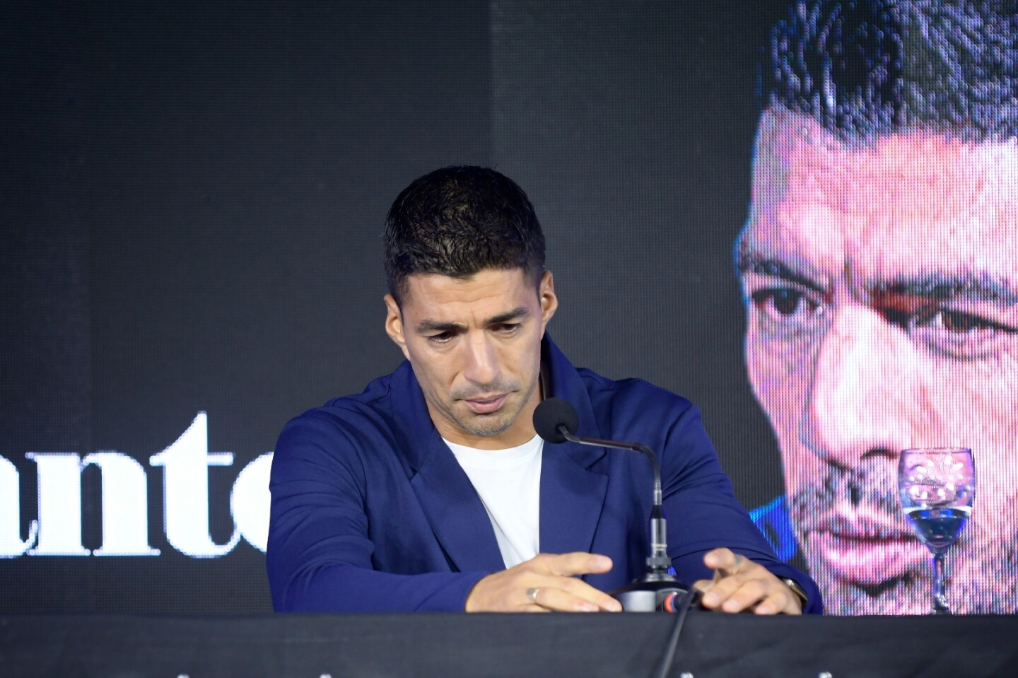 Luis Suárez anunció su retiro de la selección uruguaya en conferencia de prensa.
