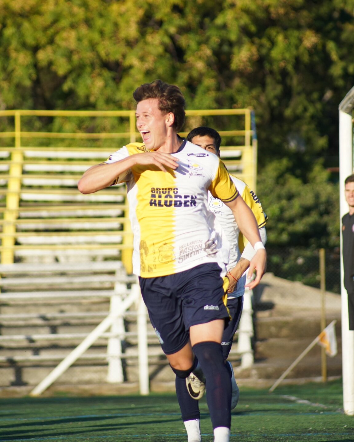 Gonzalo Viotti gritando un gol con la camiseta de Bella Vista.