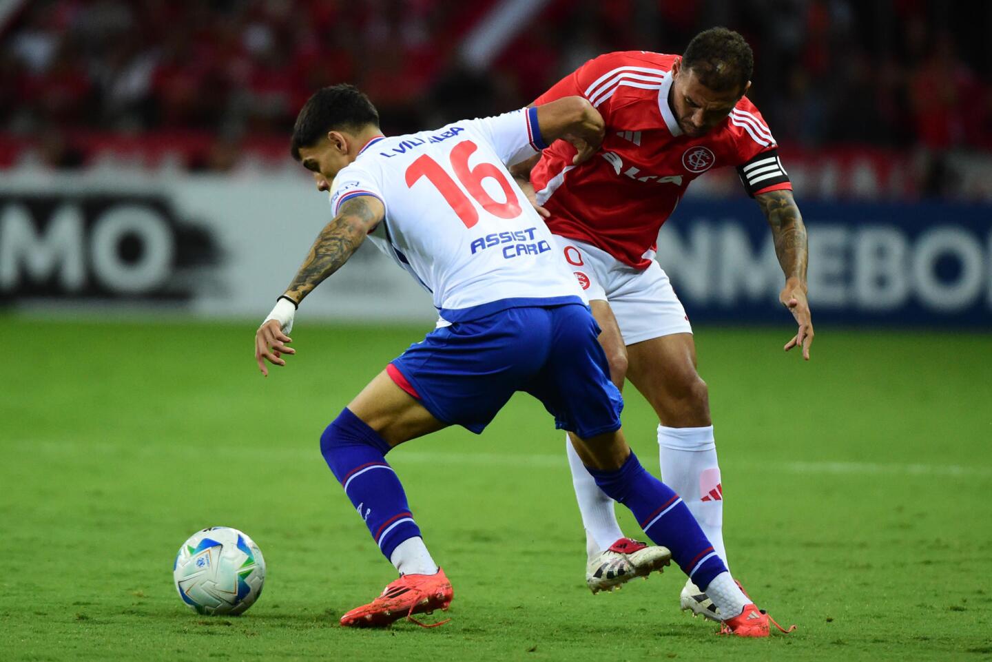 Alan Patrick y Lucas Villalba disputan la pelota en el partido entre Inter y Nacional por Copa Libertadores.