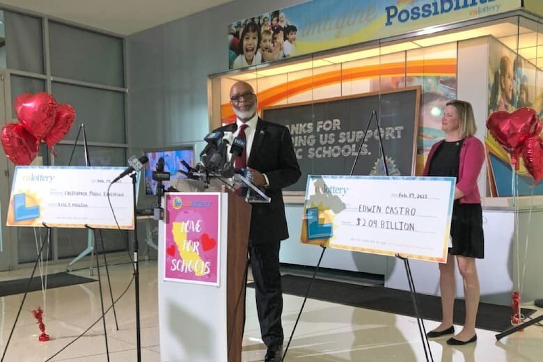 El anuncio de Edwin Castro como ganador de la lotería.