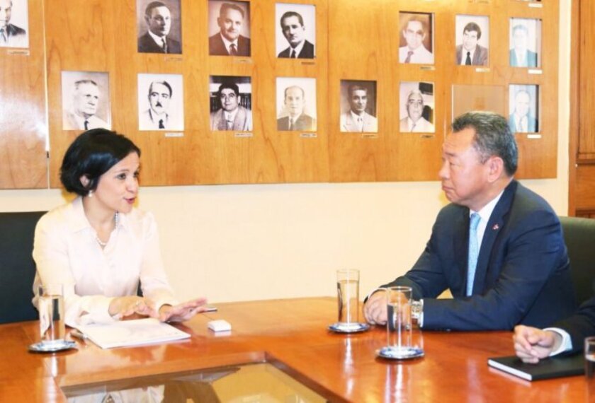 el-embajador-alexander-tah-ray-y-la-ministra-lea-gimenez-845-573-1587528.jpg