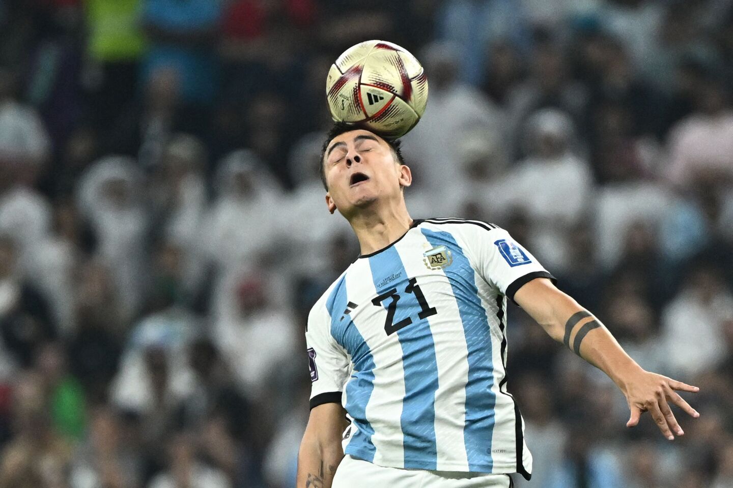 Paulo Dybala domina la Al Rihla, la pelota del Mundial de Qatar 2022.