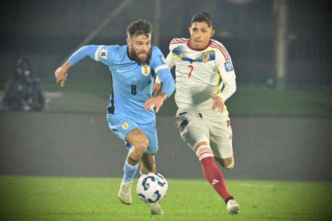 Nahitan Nández frente a Jefferson Savarino en el partido entre Uruguay y Venezuela por las Eliminatorias.