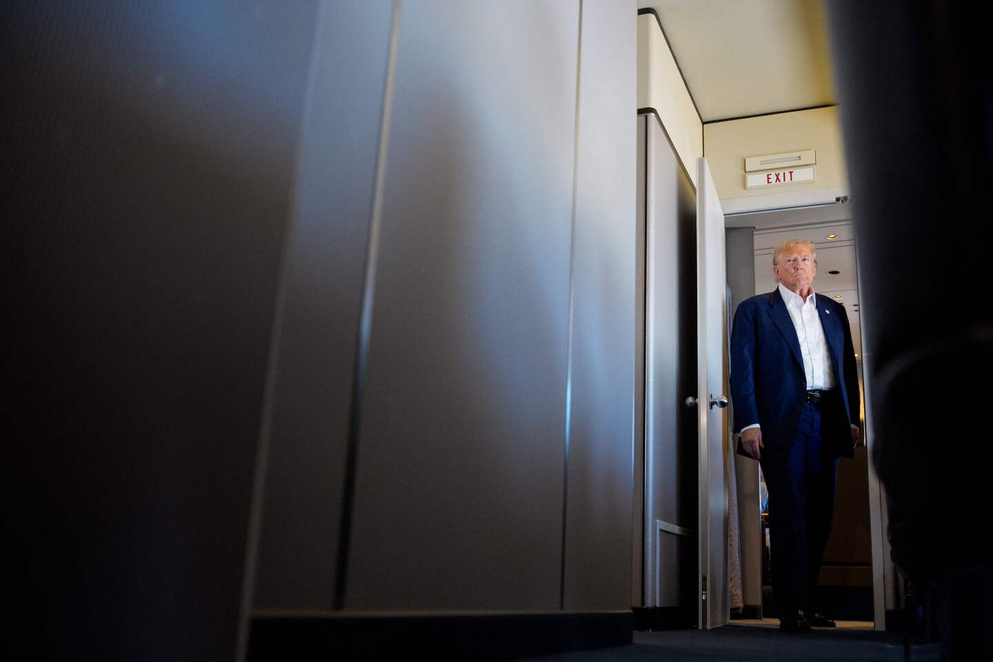El presidente de Estados Unidos, Donald Trump, se dirige a la cabina de prensa para hablar con los miembros de los medios a bordo del Air Force One.