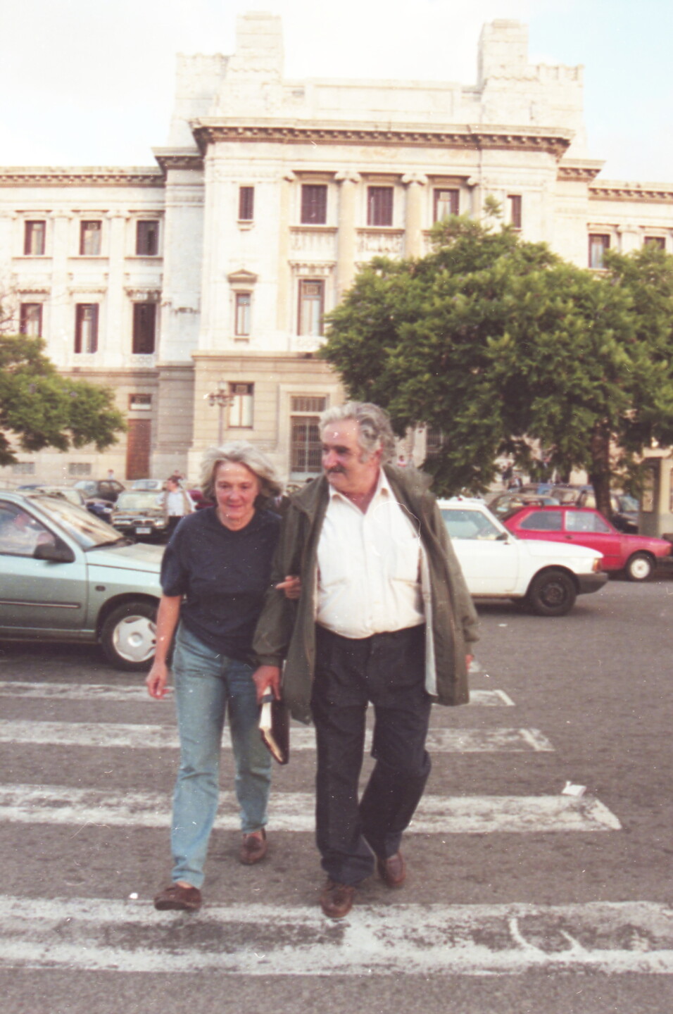 Lucia Topolansky y Jose Mujica, cruzando la cebra frente a Palacio Legislativo.
