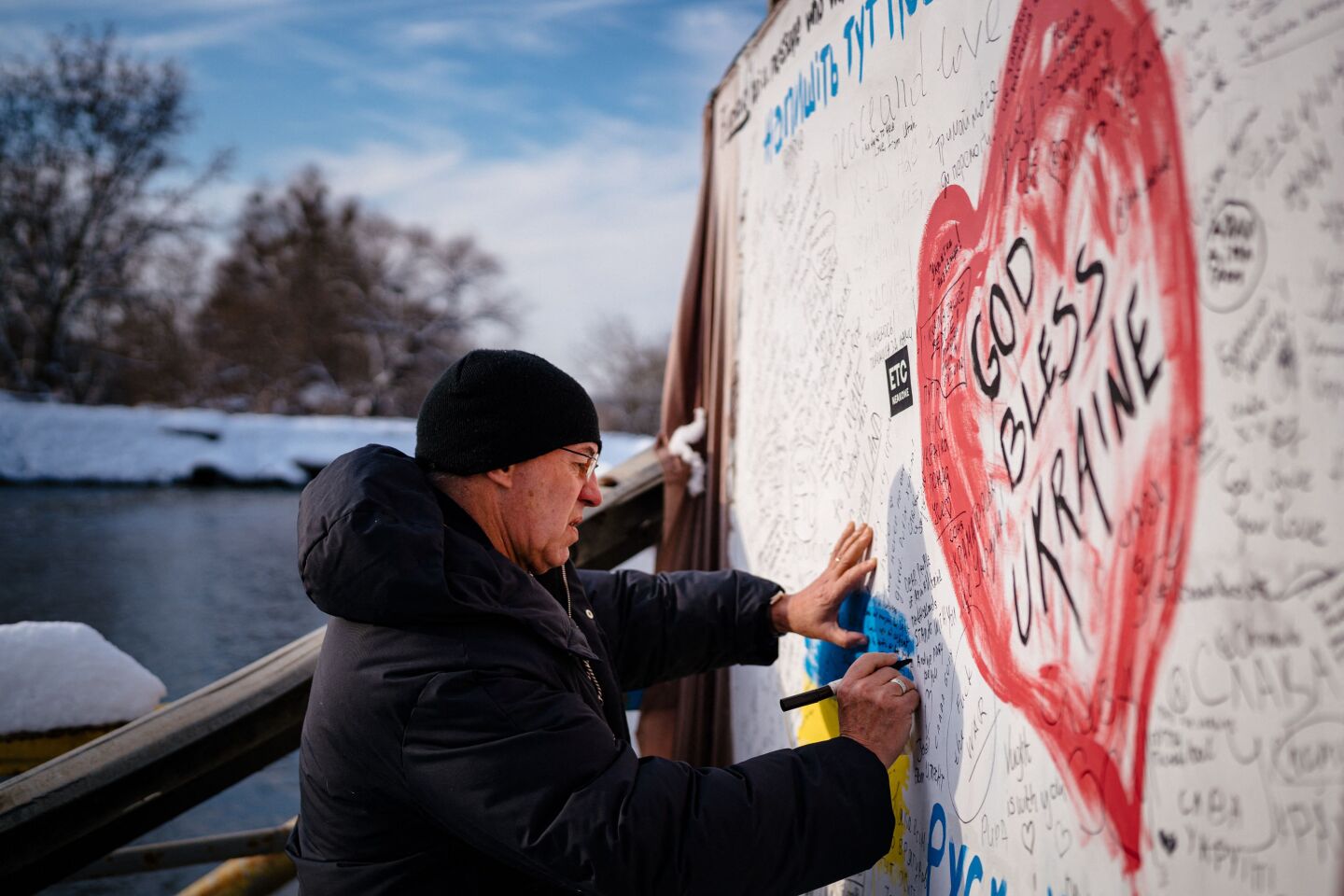 Kiev: el arzobispo de Canterbury escribe un mensaje en una pared junto a un puente destruido en Irpin.