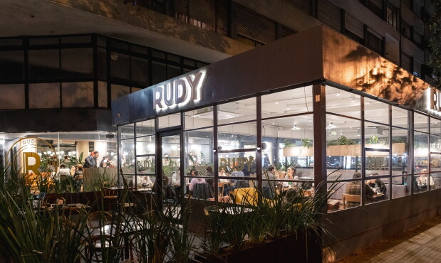 Fachada del nuevo local de Rudy Burgers en el centro
