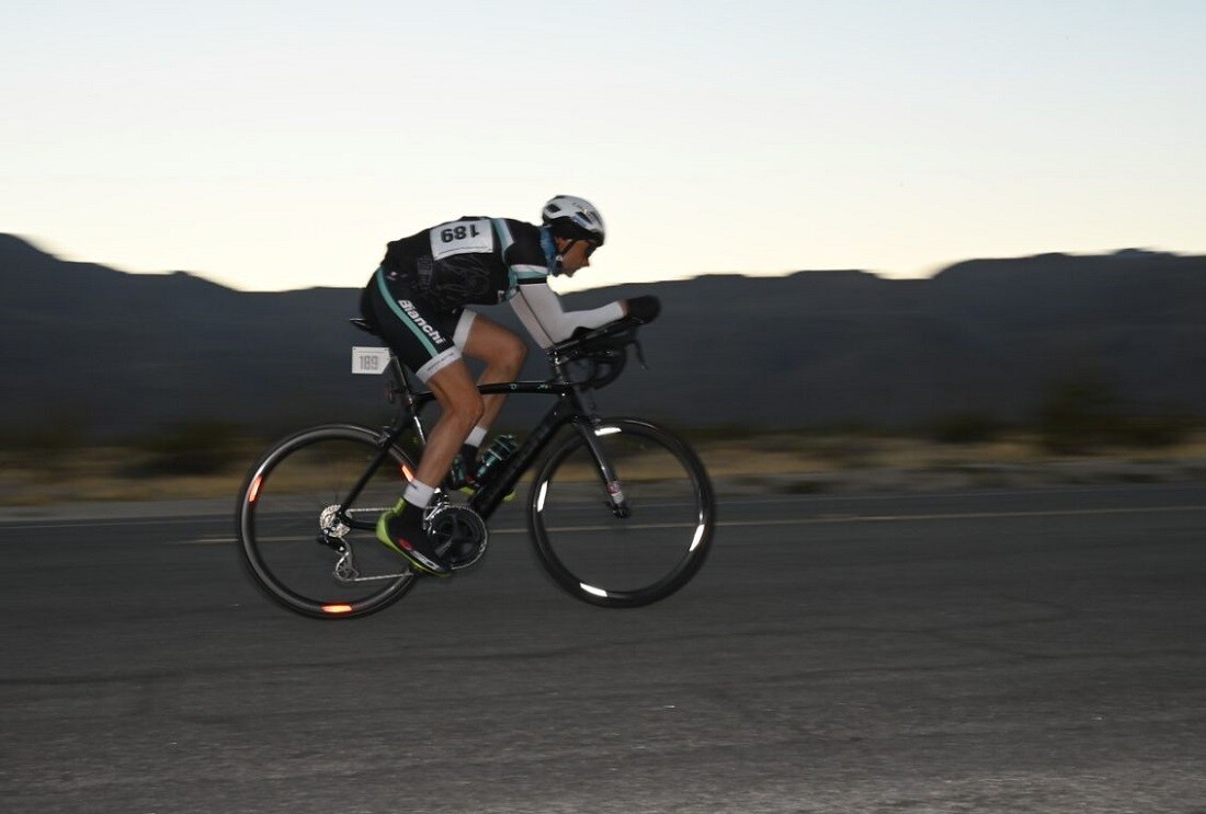El ciclista uruguayo Jorge Vidart mientras competía en el desierto de Anza-Borrego, en la carrera de 24 horas sin parar