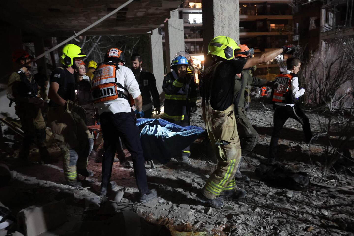Los equipos de emergencia evacuan a una víctima de un edificio alcanzado por un misil lanzado desde Irán, en Ramat Gan, cerca de Tel Aviv, el 13 de junio de 2025.