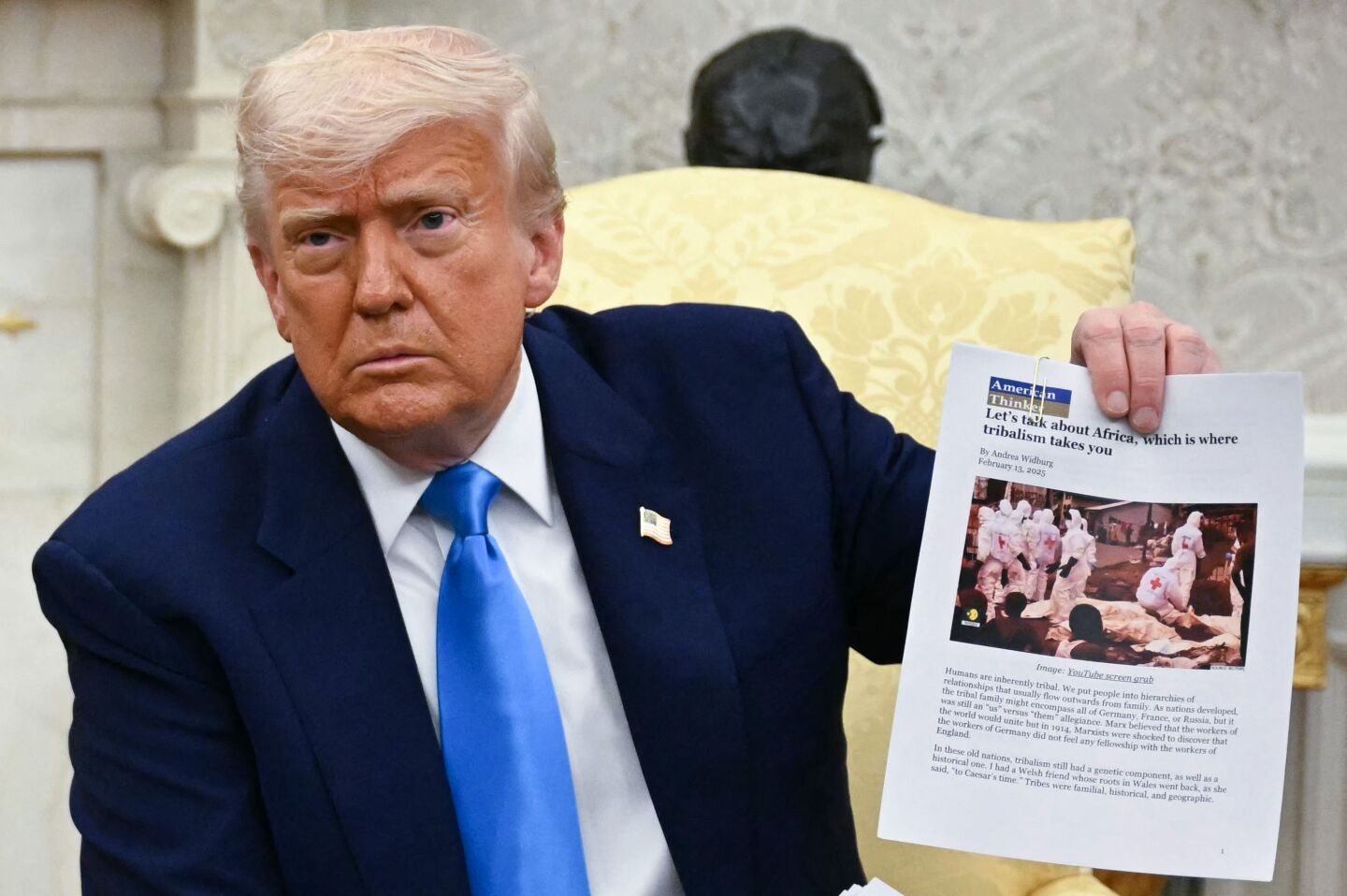 El presidente estadounidense Donald Trump muestra imágenes de su reunión con el presidente sudafricano Cyril Ramaphosa en la Oficina Oval de la Casa Blanca en Washington, D.C., el 21 de mayo de 2025.