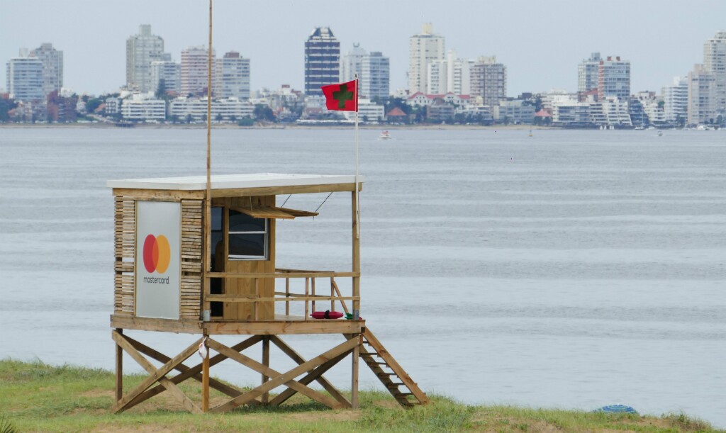 Buena parte de las playas de Punta del Este tenían colocada la bandera roja y verde que significa riesgo sanitario. Foto: Ricardo Figueredo