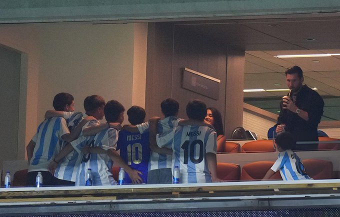 Lionel Messi en el palco del partido Argentina vs. Venezuela en Miami.