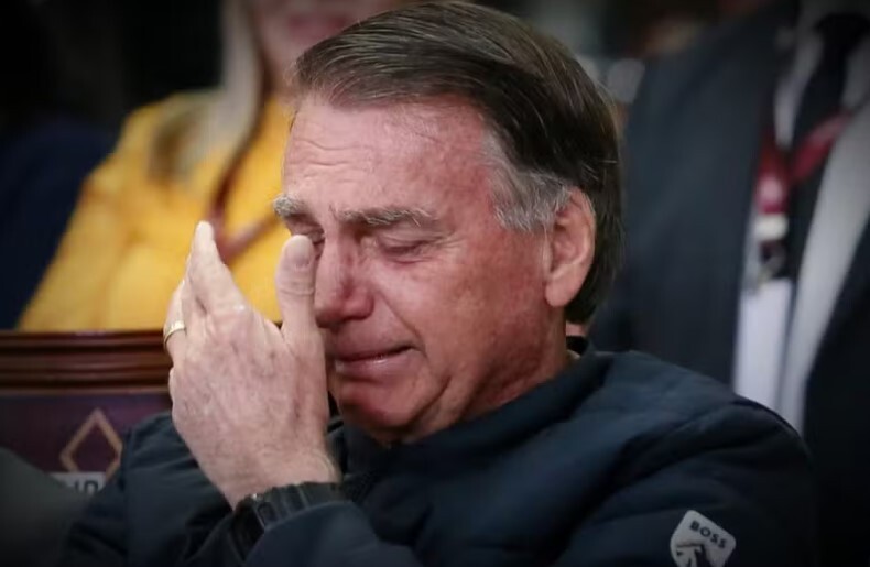Bolsonaro llora mientras participa en un servicio evangélico en Taguatinga, región administrativa de Brasilia.