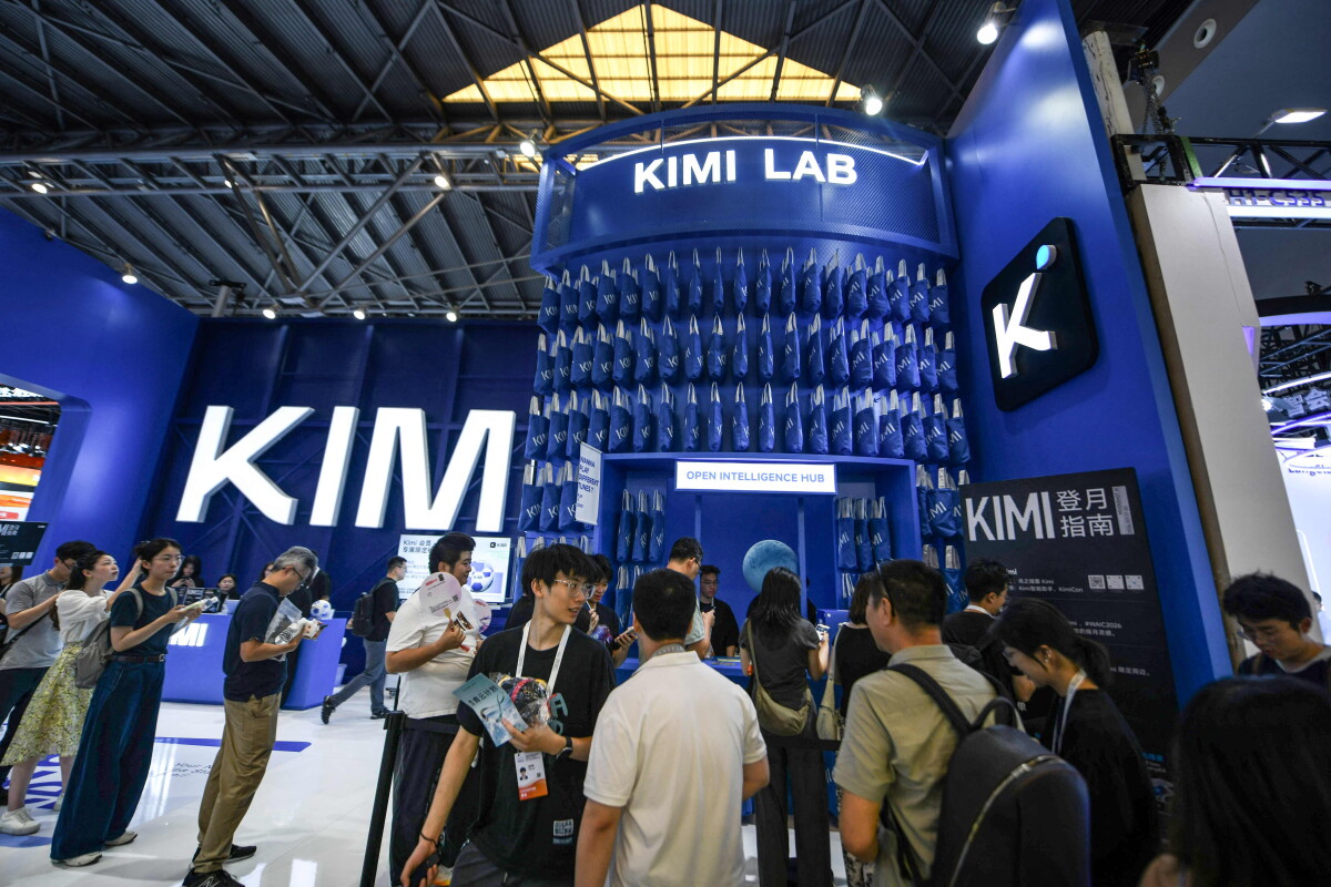 Visitantes en el stand de Moonshot AI durante la Conferencia Mundial de Inteligencia Artificial (WAIC) en Shanghái.