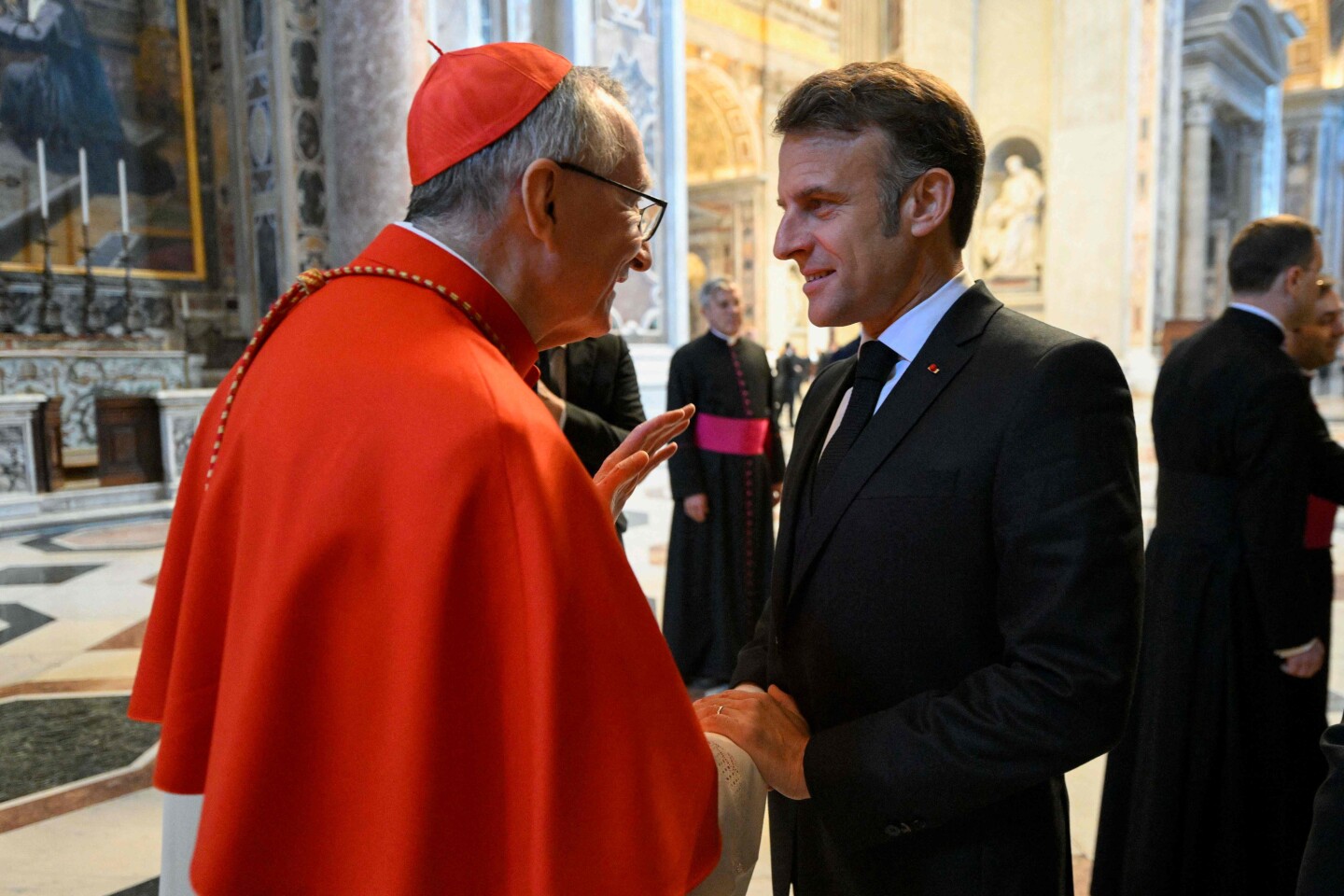 Cardenal secretario de Estado del Vaticano Pietro Parolin junto a Emmanuel Macron.