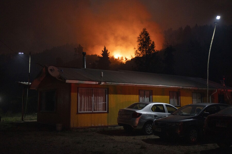 Fotografía que muestra un incendio forestal este lunes, en la comuna de Chaimávida, en Concepción a unos 491 km aproximadamente de Santiago (Chile).