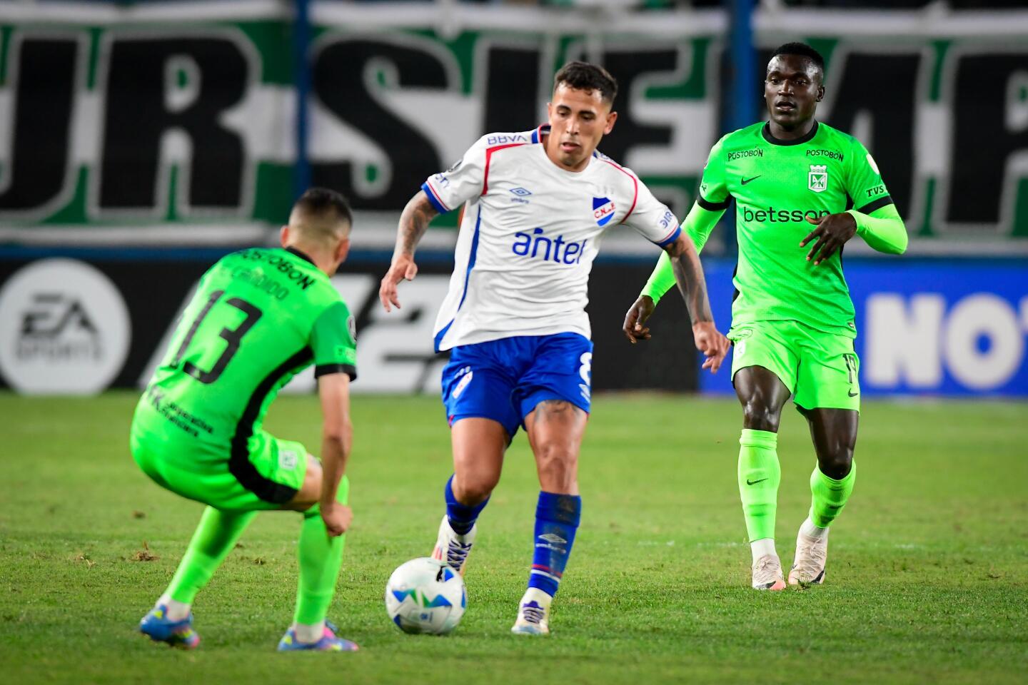 Christian Oliva en el partido entre Nacional y Atlético Nacional por Copa Libertadores.