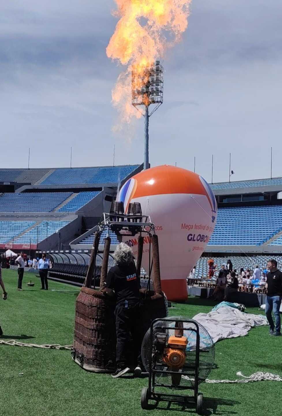 Adrián Barozza mostrando los fuegos del globo.