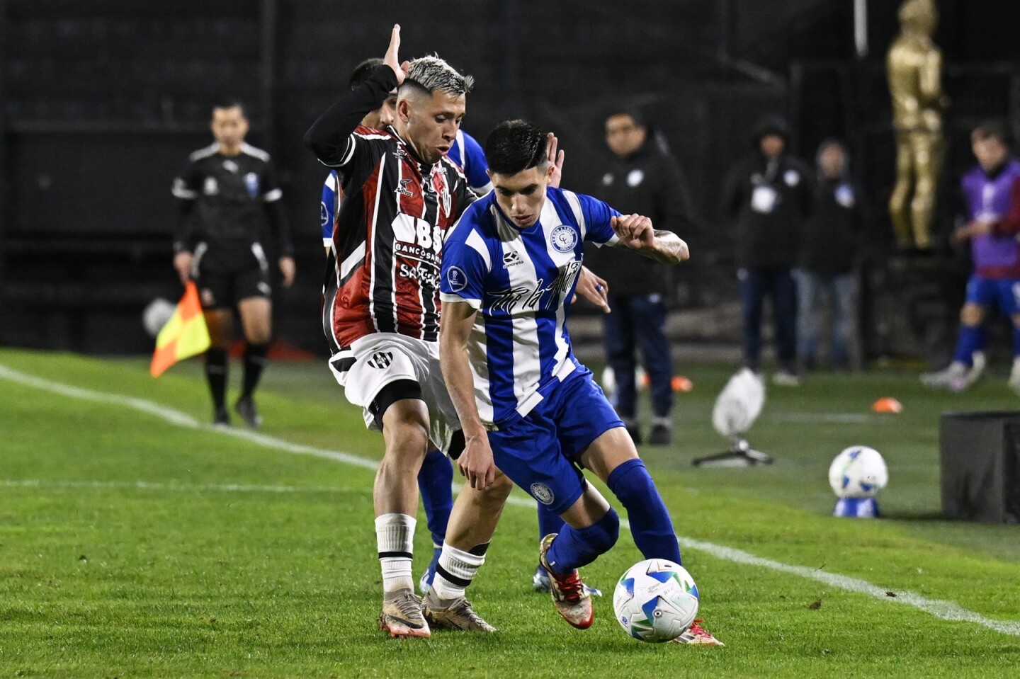 Añasco se lleva la pelota ante la marca de Perelló en el partido entre Cerro Largo y Central Córdoba.