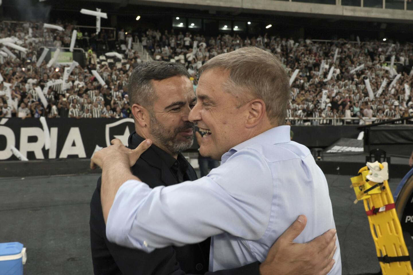 Artur Jorge y Diego Aguirre en la semifinal de la Copa Libertadores 2024 entre Botafogo y Peñarol
