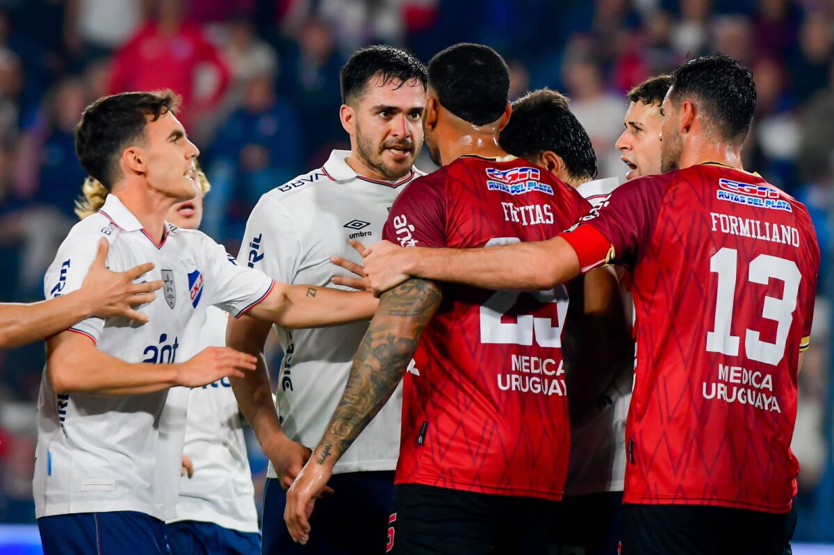 El careo de Maximiliano Gómez con Gonzalo Freitas en el partido entre Nacional y Wanderers por el Torneo Intermedio.