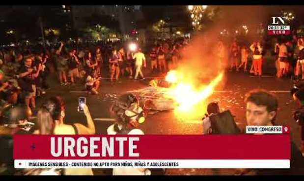 Ahora: manifestantes prenden fuego un colchón en la calle