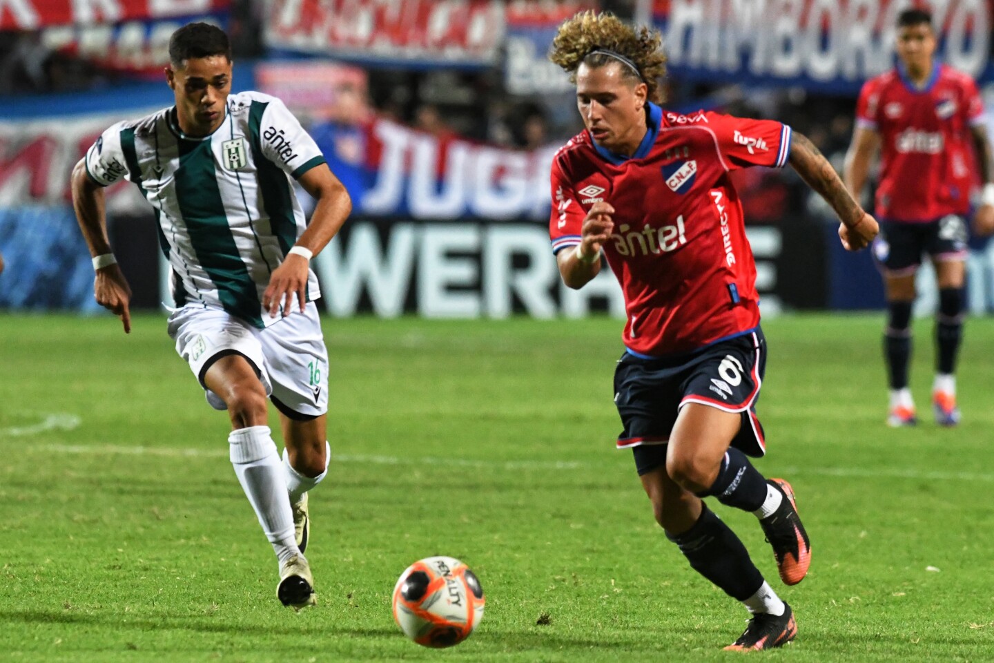 Luciano Boggio se lleva la pelota ante la marca de Esteban Da Silva.