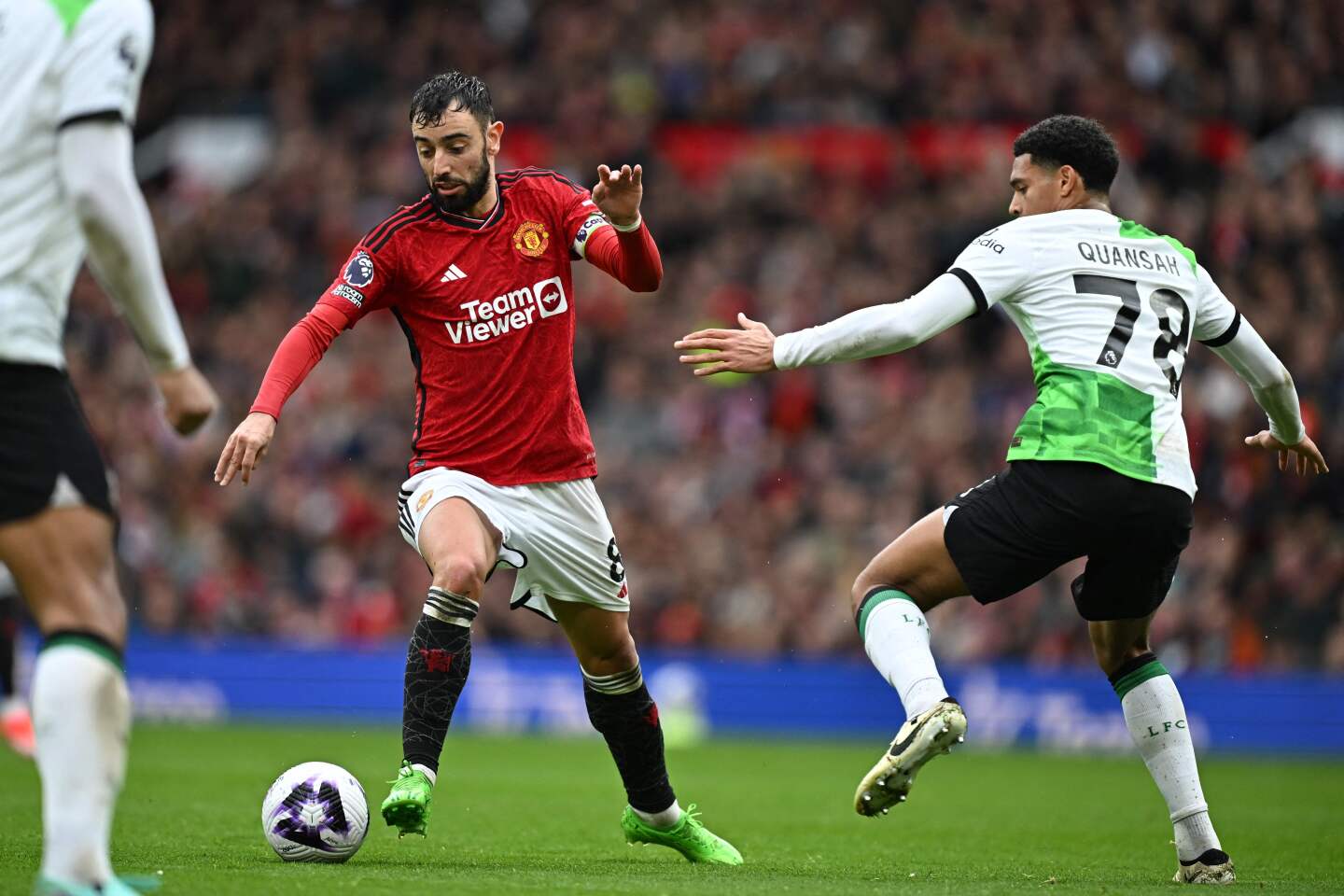 Bruno Fernández y Quansah en el duelo entre Manchester United y Liverpool en Old Trafford. 