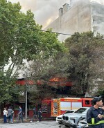 Bomberos trabajan en un incendio en un restaurante de Punta Carretas.