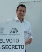 Daniel Noboa al momento de votar.